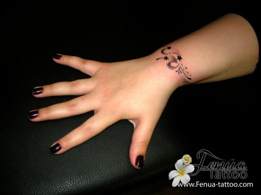 1b°) tattoo tribale sur le poignet